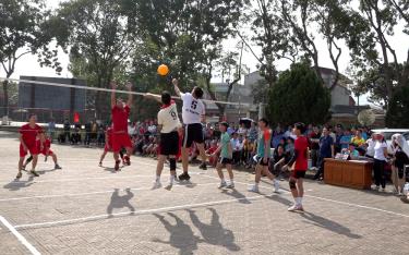 Các vận động viên thi đấu môn bóng chuyền hơi tại Giải thể thao mừng Đảng, mừng Xuân huyện Văn Chấn năm 2024